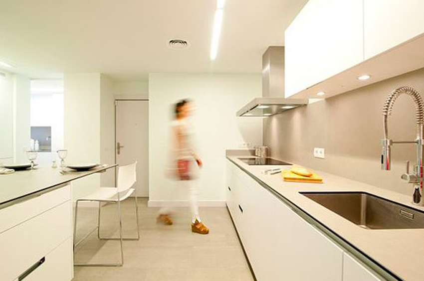 Ilumina tu cocina correctamente! Enmarca el techo con luces empotradas para  que reflejen la #luz en t…